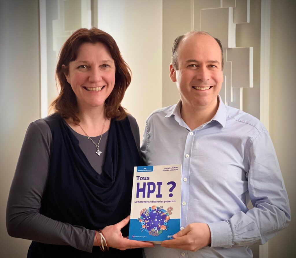 Nathalie Lourdel et Matthieu Lassagne avec le livre tous HPI comprendre et libérer les potentiels coaching spécialisé pour les surdoué HP, HPI HPE formations de l'école EAR pour les HPI